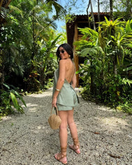 Set 'Lorenza' en color verde, compuesto por blusa de tirantes con cordón ajustable y short holgado, ideal para looks frescos y relajados de verano