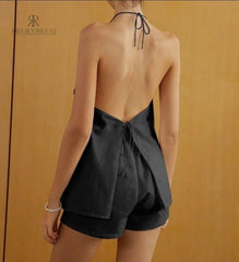 Set Lorenza en negro: sofisticado conjunto de top halter con escote profundo y short de cintura alta, perfecto para eventos de noche o casuales con un toque de elegancia