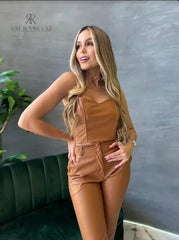 Conjunto de pantalón y top de cuero color camel, ideal para un look sofisticado y moderno. Perfecto para destacar en cualquier ocasión con estilo y elegancia, diseñado por KIKE RODRIGUEZ.