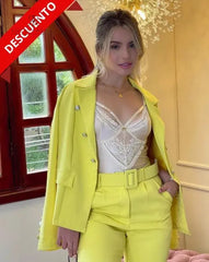 Conjunto de traje amarillo con blazer y pantalón, combinado con un delicado top blanco de encaje. Perfecto para un look sofisticado y moderno, ideal para eventos especiales y para destacar con estilo.