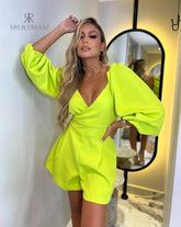 Modelo luciendo un elegante enterizo en color neon con mangas abullonadas y escote en V, ideal para destacar en cualquier ocasión.