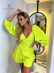 Modelo luciendo un elegante enterizo en color neon con mangas abullonadas y escote en V, ideal para destacar en cualquier ocasión.