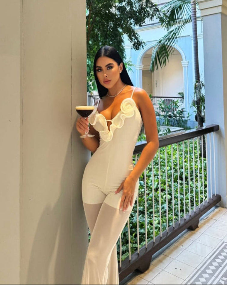 Enterizo 'Rose' en blanco con escote profundo y detalles de rosas en relieve, ideal para un look elegante y romántico en eventos especiales.