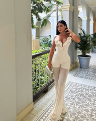 Enterizo 'Rose' en blanco con escote profundo y detalles de rosas en relieve, ideal para un look elegante y romántico en eventos especiales