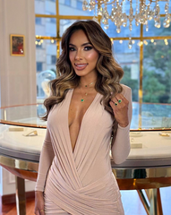 Enterizo 'Venus' en color nude, con escote en V profundo, manga larga y pierna ancha, ideal para eventos elegantes y sofisticados.