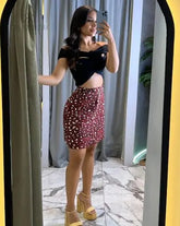 Falda corta con estampado animal print en color rojo, ideal para un look atrevido y moderno. Diseño exclusivo de KIKE RODRIGUEZ.