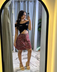 Falda corta con estampado animal print en color rojo, ideal para un look atrevido y moderno. Diseño exclusivo de KIKE RODRIGUEZ.