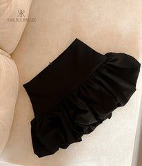 Falda globo negra de Kike Rodriguez con diseño voluminoso y cintura alta, ideal para un look moderno y elegante