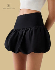 Falda globo negra de Kike Rodriguez con diseño voluminoso y cintura alta, ideal para un look moderno y elegante