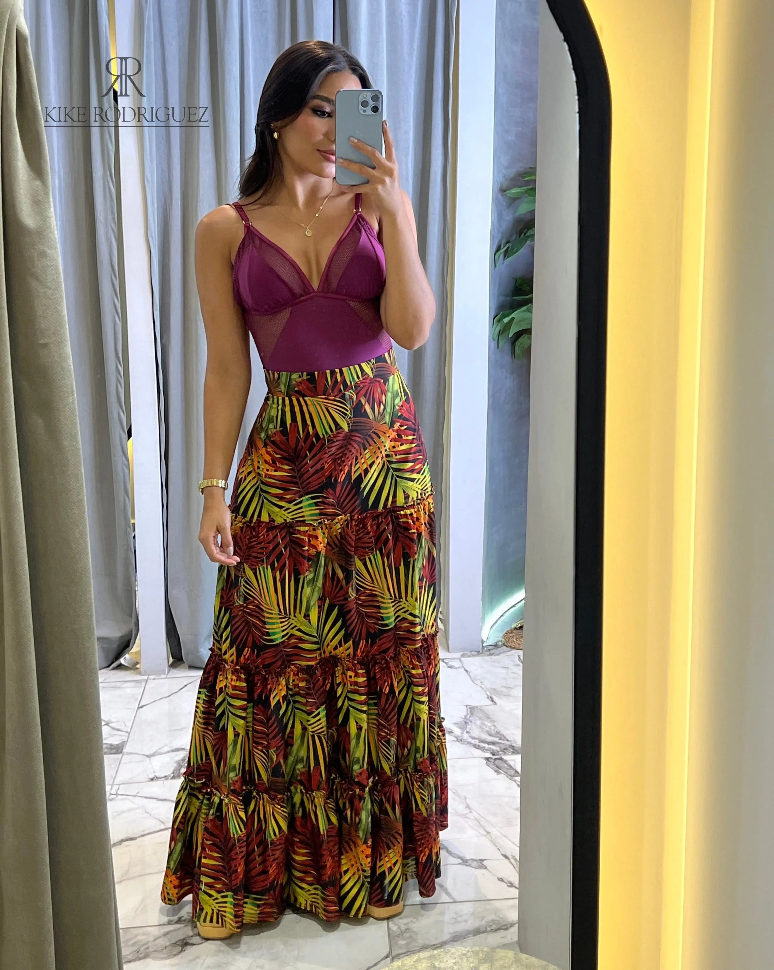 Falda larga con estampado tropical en colores vivos, perfecta para un look fresco y veraniego. Diseño exclusivo de KIKE RODRIGUEZ.