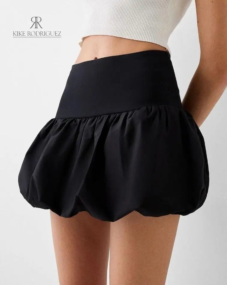 Falda globo negra de Kike Rodriguez con diseño voluminoso y cintura alta, ideal para un look moderno y elegante