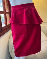 Falda roja con volante peplum, ideal para eventos y looks sofisticados. Diseño elegante y moderno de KIKE RODRIGUEZ.