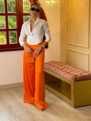 Pantalón color naranja para mujer, perfecto para un look atrevido y moderno.