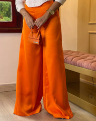 Pantalón color naranja para mujer, perfecto para un look atrevido y moderno.
