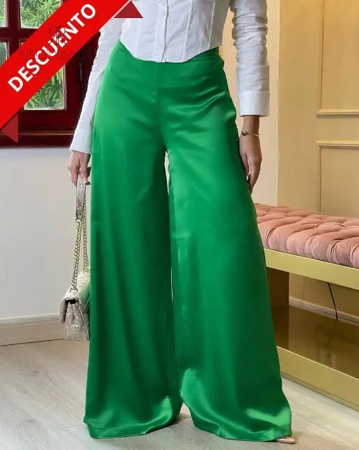 Pantalón color verde para mujer, perfecto para un look sofisticado y moderno.