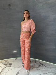 Pantalón coral de talle alto con estampado floral para mujer, ideal para un look moderno y elegante.