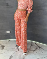 Pantalón coral de talle alto con estampado floral para mujer, ideal para un look moderno y elegante.