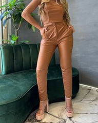 Pantalón de cuero sintético color camel para mujer, perfecto para un look moderno y sofisticado.