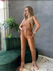 Pantalón de cuero sintético color camel para mujer, perfecto para un look moderno y sofisticado.