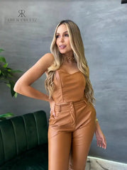 Pantalón de cuero sintético color camel para mujer, perfecto para un look moderno y sofisticado.