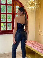 Pantalón de cuero sintético color negro para mujer, ideal para un look moderno y sofisticado.