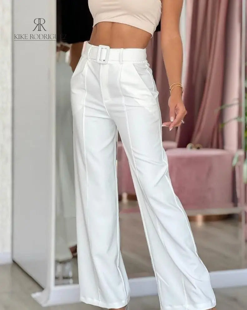 Pantalones blancos con cinturón, ideales para un look elegante y sofisticado.