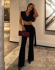 Vista frontal del Set Atenea Negro mostrando el diseño drapeado del top y la silueta estilizada del pantalón.