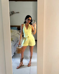 Set 'Astral' en amarillo, compuesto por chaleco halter con botones y short de tiro alto, ideal para looks elegantes, frescos y sofisticados.