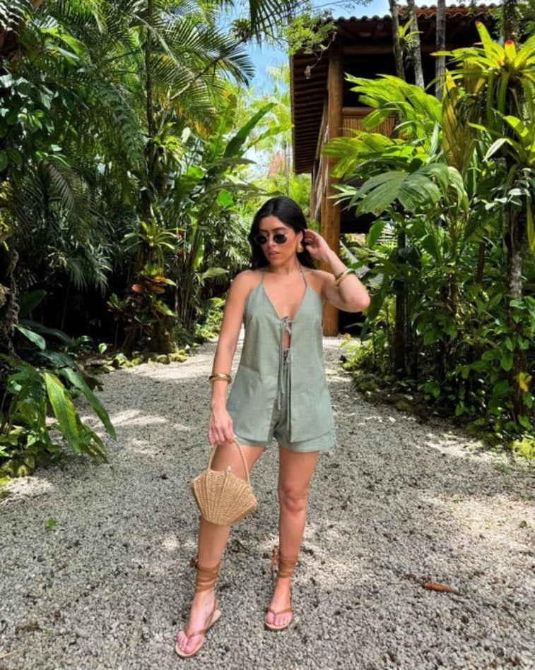 Set 'Lorenza' en color verde, compuesto por blusa de tirantes con cordón ajustable y short holgado, ideal para looks frescos y relajados de verano