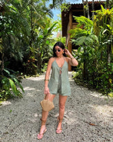 Set 'Lorenza' en color verde, compuesto por blusa de tirantes con cordón ajustable y short holgado, ideal para looks frescos y relajados de verano