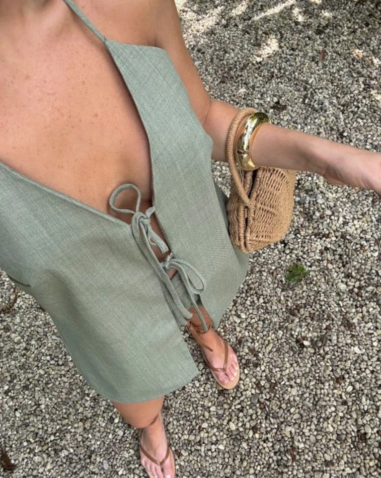 Set 'Lorenza' en color verde, compuesto por blusa de tirantes con cordón ajustable y short holgado, ideal para looks frescos y relajados de verano.