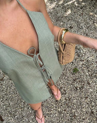 Set 'Lorenza' en color verde, compuesto por blusa de tirantes con cordón ajustable y short holgado, ideal para looks frescos y relajados de verano.