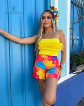 Short con estampado de salpicaduras de colores, ideal para un look vibrante y artístico.