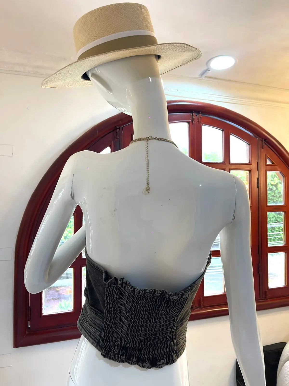 Detalle de la parte trasera del Top Luna Denim con elástico ajustable.