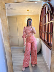 Mujer luciendo un top asimétrico con estampado floral en tonos rosados, con una manga larga abullonada, ideal para un look elegante y moderno.