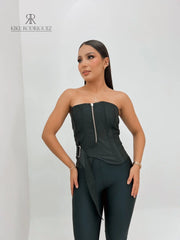 Top corset negro con cremallera frontal, ideal para un look sofisticado y moderno, combinado con pantalones ajustados para resaltar la figura.