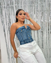 Top corset de mezclilla con botones, perfecto para un look casual y chic, ideal para combinar con faldas o pantalones, ofreciendo un estilo único y versátil.