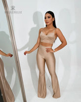 Modelo luciendo un elegante top dorado con tirantes finos, ideal para destacar en eventos y celebraciones. Perfecto para un look sofisticado y moderno.