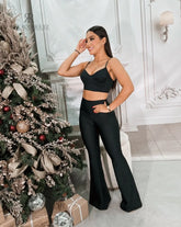 Descubre el top negro con tirantes y diseño elegante de KIKE RODRIGUEZ. Perfecto para combinar con cualquier atuendo y destacar en cualquier ocasión. ¡Compra ahora y luce increíble!