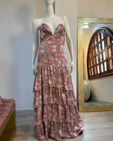 Vestido largo floral "Flores de Encanto" con escote en forma de corazón, visto desde el frente, mostrando sus volantes románticos y estampado femenino.
