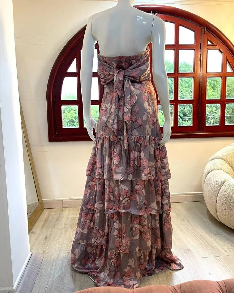 Vestido largo floral "Flores de Encanto" con escote en forma de corazón, visto desde el frente, mostrando sus volantes románticos y estampado femenino.