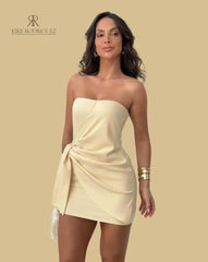 Mujer vistiendo el Vestido Amarillo Elegante de Kike Rodriguez con un detalle frontal único, perfecto para eventos formales y ocasiones especiales.