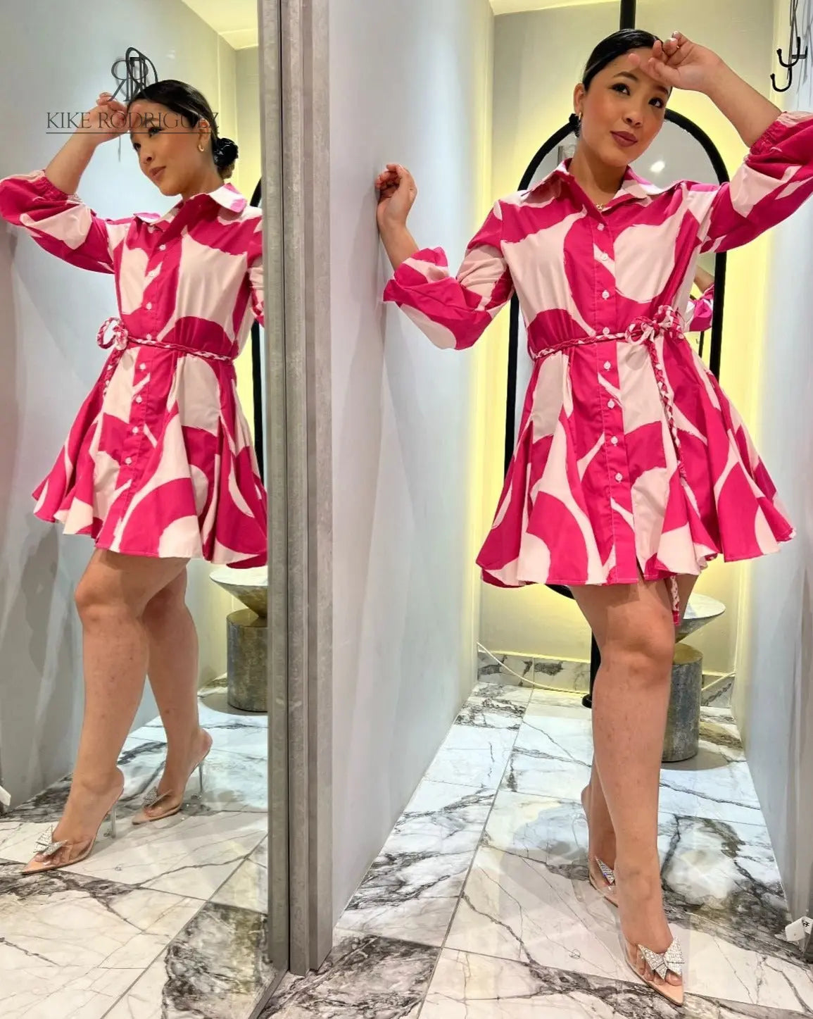 Mujer vistiendo un vestido camisero rosa y blanco estampado de KIKE RODRIGUEZ, perfecto para un look casual y chic, ideal para diversas ocasiones.