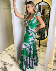 Mujer vistiendo un elegante vestido largo verde estampado floral de KIKE RODRIGUEZ, ideal para eventos especiales y ocasiones elegantes.
