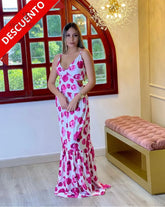 Mujer vistiendo un vestido largo con estampado floral de KIKE RODRIGUEZ en oferta, ideal para eventos especiales y ocasiones elegantes.