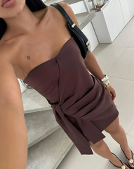 Mujer vistiendo el Vestido Mocca Elegante de Kike Rodriguez con un detalle frontal único, perfecto para eventos formales y ocasiones especiales.