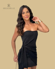 Mujer vistiendo el Vestido Negro Elegante de Kike Rodriguez con un detalle frontal único, perfecto para eventos formales y ocasiones especiales.