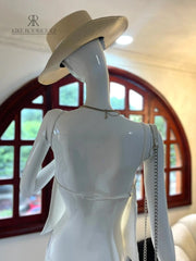 Imagen de la Blusa Colibrí en color blanco vista desde la parte trasera, mostrando sus tirantes ajustables y diseño fluido