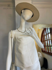 Imagen de la Blusa Colibrí en color blanco vista desde la parte trasera, mostrando sus tirantes ajustables y diseño fluido.