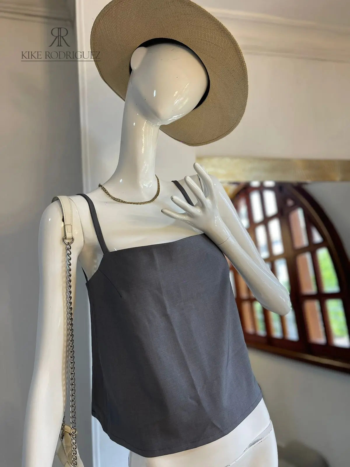 Imagen de la Blusa Colibrí en color gris vista desde la parte trasera, mostrando sus tirantes ajustables y diseño fluido.